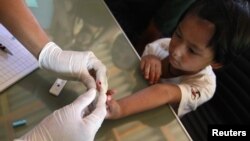 Meow, 6, dari Myanmar sedang dites untuk memastikan malaria yang ia idap sebelumnya sudah hilang dari tubuhnya. (Foto: Dok)