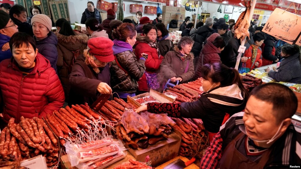 置办年货的北京市民在超市的腊肉腊肠摊位前选购。（2020年1月16日）(photo:VOA)
