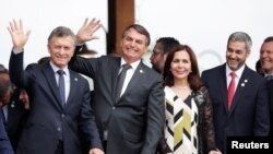 El presidente de Brasil, Jair Bolsonaro, el presidente de Argentina, Mauricio Macri, el presidente de Paraguay, Mario Abdo Benítez, y la ministra de Relaciones Exteriores de Bolivia, Karen Longaric, asisten a una cumbre del bloque comercial Mercosur.