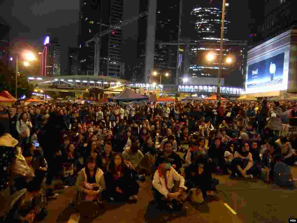 清場倒數第二晚，到金鐘佔領區參與集會的香港市民增加