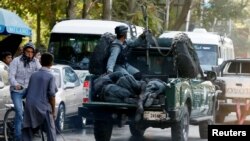 Xurujda jarohatlangan politsiya zobitlari politsiya avtomashinasida. Kobul. 5-sentabr 2016-yil. 