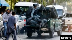 Para polisi yang luka-luka akibat ledakan bom bunuh diri diangkut dengan kendaraan di Kabul, Afghanistan, Senin (5/9). 