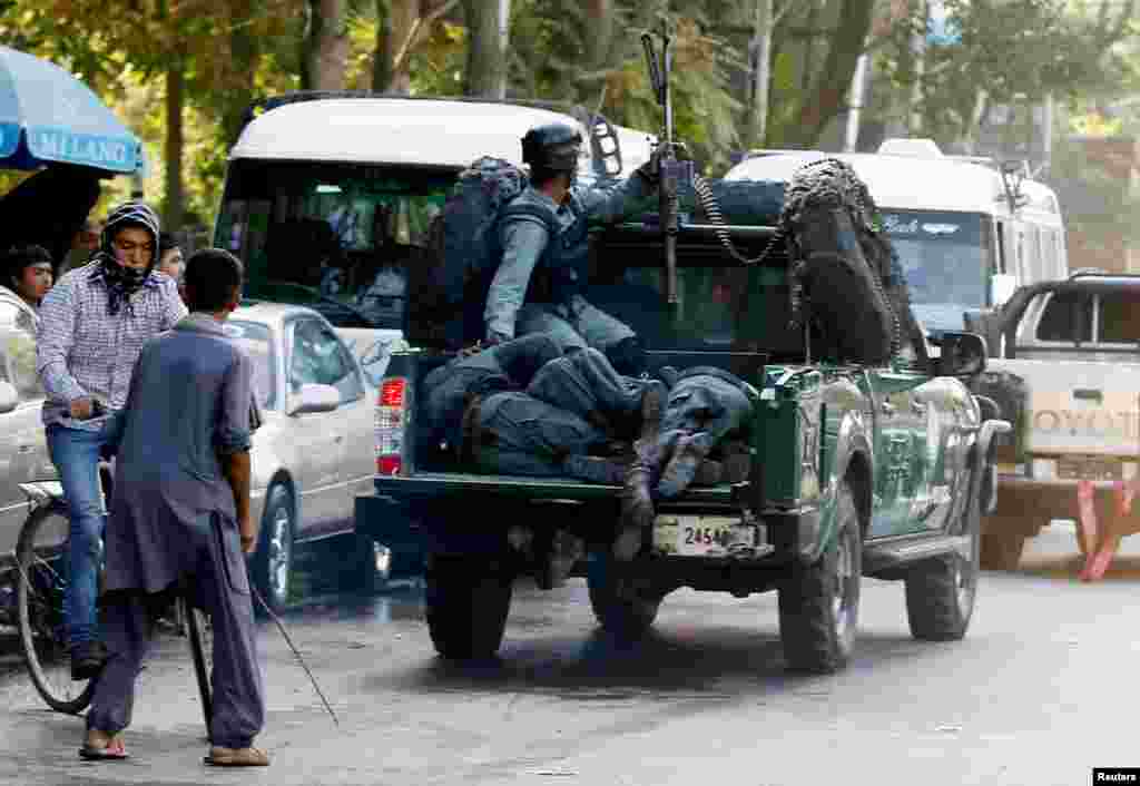 افغان وزارت داخلہ کے ترجمان کے مطابق بم دھماکوں میں ہلاک ہونے والوں میں ضلعی پولیس سربراہ اور دیگر پانچ پولیس افسران بھی شامل ہیں۔