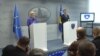 Premijer Kosova Aljbin Kurti i šefica Kancelarije EU na Kosovu Natalija Apostolova na zajedničkoj konferenciji za novinare u Prištini, 5. februar 2020. (Foto: VOA)