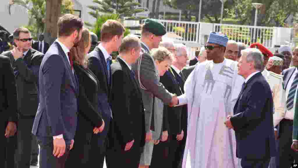Le président Joachim Gauck, à droite, présente sa délégations au président Muhammadu Buhari du Nigeria , deuxième à droite, le 11 février 2016 .