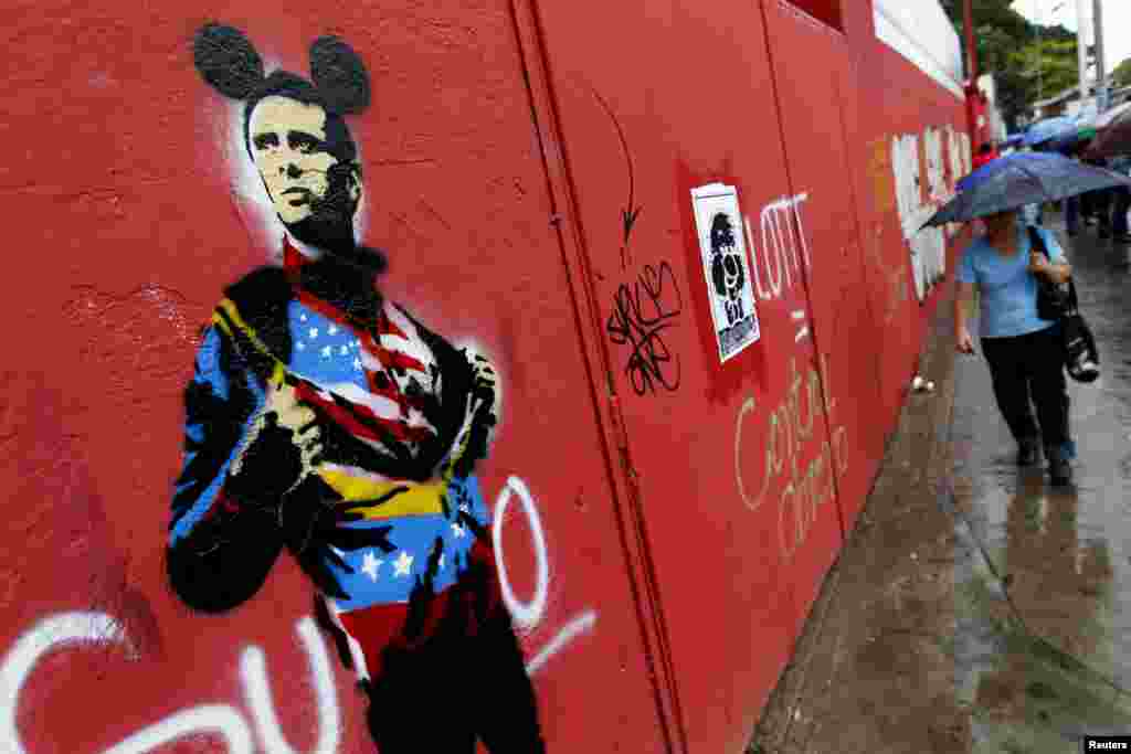 Grafiti de Capriles usando una playera con la bandera de EE.UU y las orejas de Mickey Mouse, en el centro de Caracas.