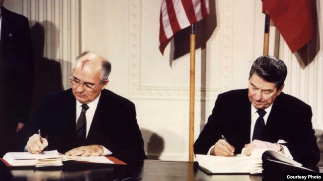 美国总统里根和苏联领导人戈尔巴乔夫在白宫签署《中导条约》。（1987年12月8日）
