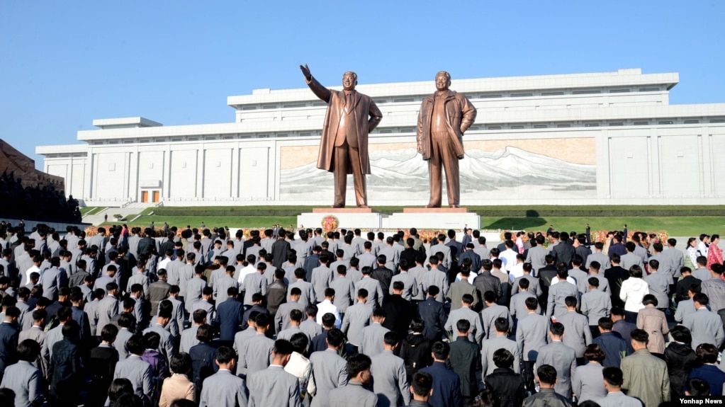 북한 노동당 창건 71주년을 맞아 인민군 장병들과 각계층 근로자들, 청소년 학생들이 김일성·김정일 동상 앞에 꽃바구니를 놓았다고 조선중앙통신이 10일 보도했다.