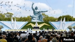 Pelepasan burung-burung merpati di dekat Patung Perdamaian, Taman Perdamaian Nagasaki di Jepang barat, menandai peringatan ulang tahun 68 tahun jatuhnya bom atom di wilayah tersebut (9/8). (Foto: REUTERS/Kyodo).