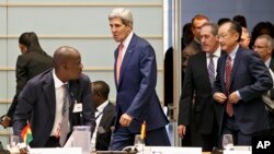 Menlu AS John Kerry tiba untuk acara forum mengenai masyarakat madani Afrika di Washington, hari Senin (4/8).