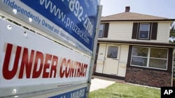 A sign says 'under contract' in front of a house in Point Pleasant Beach, New Jersey, May 27, 2011 (file photo)