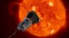 Esta imagen proporcionada por el Laboratorio de Física de la Universidad Johns Hopkins, el miércoles, 31 de mayo de 2017, representa la sodna solar Plus de la NASA acercándose al Sol.
