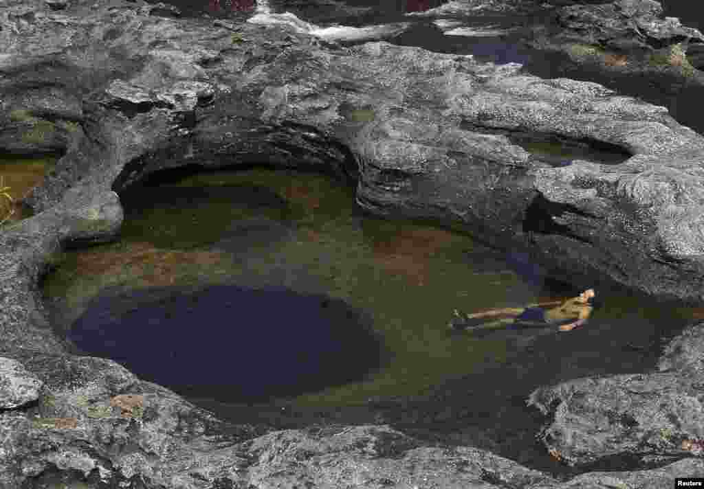 سیئرا ڈی لا ماکارینا نیشنل پارک میں چٹانوں پر بھی تالاب موجود ہیں۔