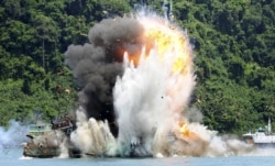 Empat dari delapan kapal nelayan Vietnam sitaan dimusnahkan di Kabupaten Mempawah, Kalimantan Barat, 22 Februari 2016. (Foto: Antara via Reuters)