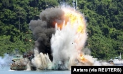 Empat dari delapan kapal nelayan Vietnam sitaan dimusnahkan di Kabupaten Mempawah, Kalimantan Barat, 22 Februari 2016. (Foto: Antara via Reuters)