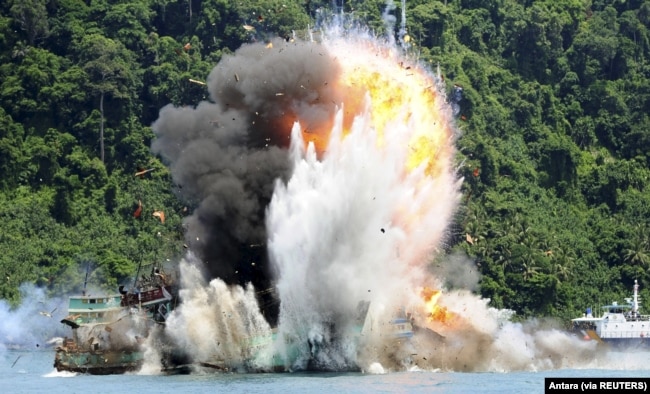 Empat dari delapan kapal nelayan Vietnam sitaan dimusnahkan di Kabupaten Mempawah, Kalimantan Barat, 22 Februari 2016. (Foto: Antara via Reuters)