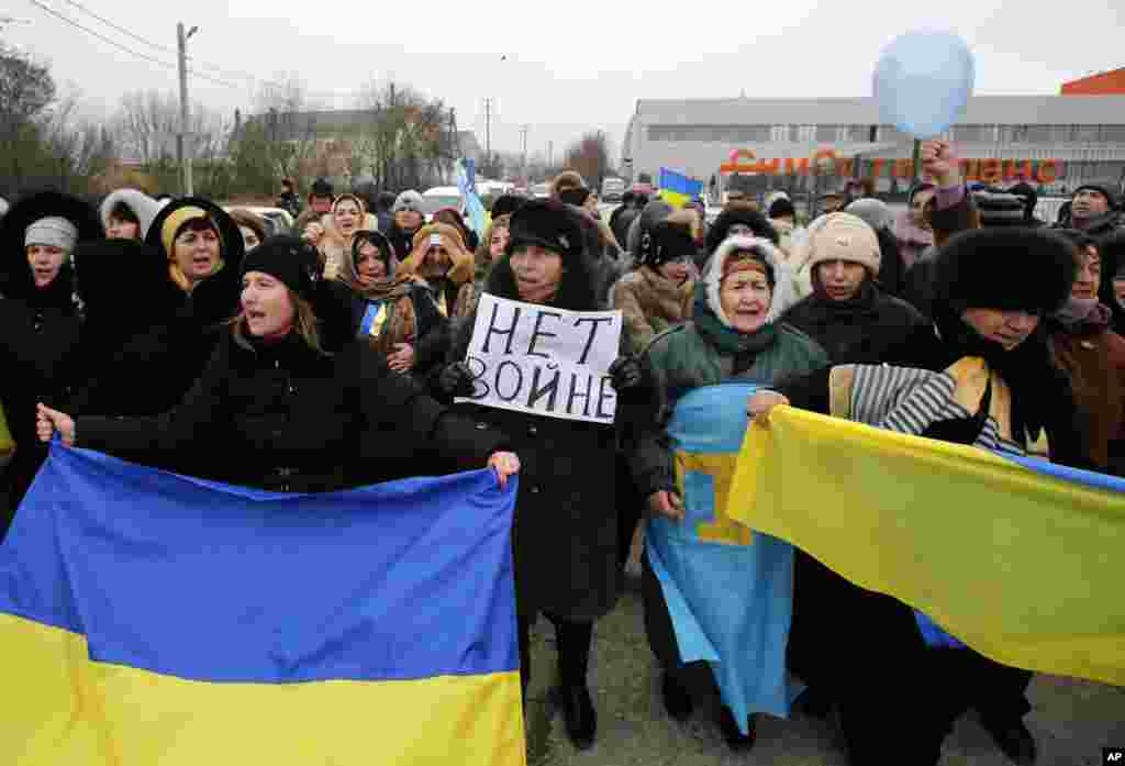 هزاران نفر از اقلیت تاتارهای کریمه به نشانه همبستگی با دولت مرکزی اوکراین، با پرچم اوکراین و شعار &quot;نه به جنگ&quot; در پایتخت منطقه خودمختار کریمه تظاهرات می کنند - سیمفروپل، ۱۰ مارس ۲۰۱۴