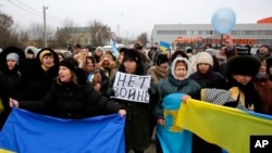 Qrim tatarlari urush va bo'linishga qarshi norozilik namoyishi o'tkazmoqda, Simferopol, 10-mart, 2014-yil.
