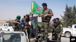 Pasukan YPG-Kurdi di utara kota Raqqa, Suriah (foto: ilustrasi).