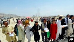 Ratusan orang berkumpul di luar bandara internasional di Kabul, Afghanistan, Selasa, 17 Agustus 2021. (Foto: AP)