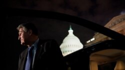 Senator AS Joe Manchin, memberikan keterangan kepada wartawan saat meninggalkan Gedung Kongres AS di Washington, 15 Desember 2021.
