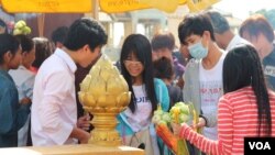 High school students pray for luck along the riverside of Phnom Penh as they prepare for their exams (Photo: Suy Heimkemra/VOA Khmer)