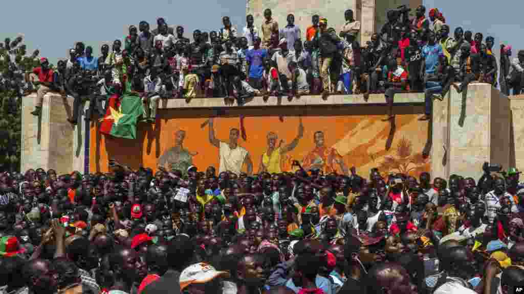 Scènes de liesse des centaines de milliers de Burkinabé réunis devant le siège du gouvernement à Ouagadougou, Burkina Faso, vendredi le 31 octobre 2014. Le Président Blaise Compaoré a annoncé vendredi 31 octobre 2014 qu&rsquo;il quittait le pouvoir. Il a régné 27 années. (AP Photo/Theo Renaut) 