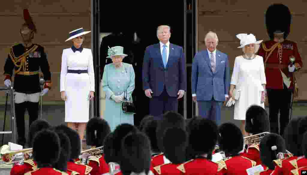 Britain&#39;s Queen Elizabeth II stands with President Donald Trump, center, and first lady Melania Trump, left, Britain&#39;s Prince Charles and Camilla, Duchess of Cornwall, right, during a ceremonial welcome in the garden of Buckingham Palace, June 3, 2017.