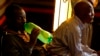 Un fidèle boit une bière faite maison lors d'un service de l'église Gabola dans un bar à Orange Farm, au sud de Johannesburg, le 15 avril 2018.