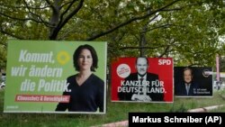 Panneaux de campagne des candidats à la chancellerie allemande: Annalena Baerbock des Verts, Olaf Scholz des sociaux-démocrates et Armin Laschet du CDU à Berlin, samedi 25 septembre 2021.