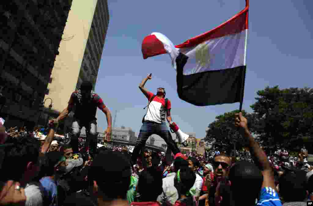 埃及被推翻的總統穆爾西的支持者8月16日在埃及開羅市中心拉姆西斯廣場舉行的一場抗議中高呼口號。
