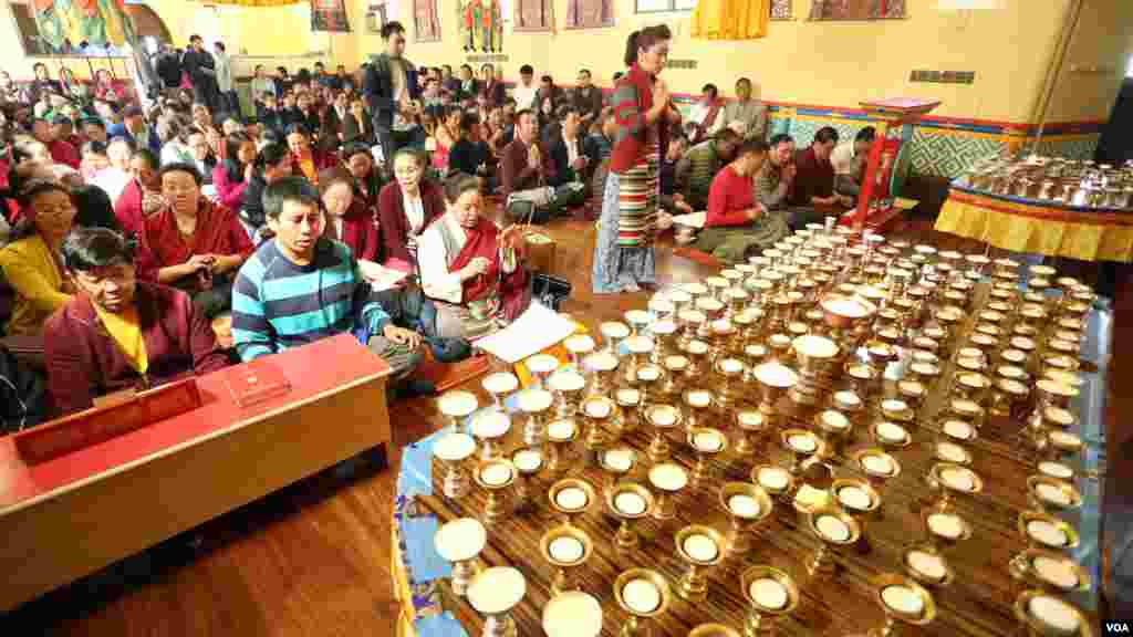 A prayer service was held for earthquake victims in Nepal. The event was hosted by the United Sherpa Association at the Sherpa monastery, Jackson Heights, New York, April 26, 2015. (Ang Kami Sherpa/VOA)