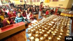 Une séance de prière organisée pour les victimes du tremblement de terre du Népal, au monastère de Sherpa, Jackson Heights, New York, April 26, 2015. (Ang Kami Sherpa/VOA)