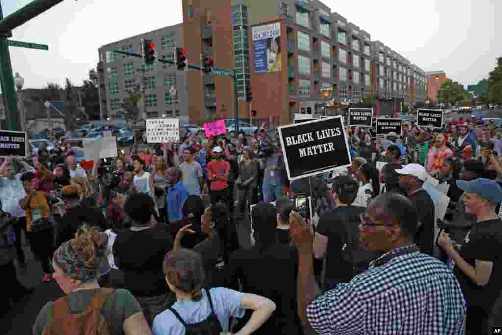 Les manifestants marchent dans le centre-ville de St. Louis, le 15 septembre 2017, après que le policier ait été jugé innocent Jason Stockley.