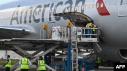 Airport employees unload a batch of 1.5 millon dosis of Moderna vaccine donated by the US which arrived to the Aurora International Airport in Guatemala City. (File)