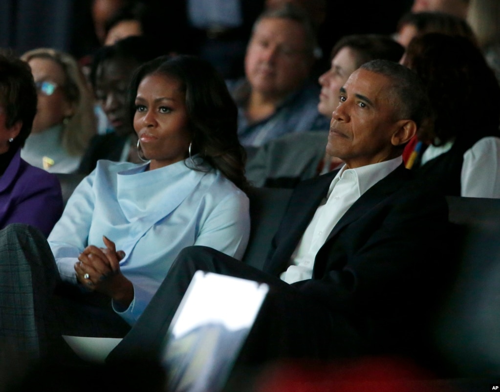 Barack Obama, à droite, et l&#39;ancienne Première dame Michelle Obama suivent un intervenant lors de la première session du Sommet de la Fondation Obama, Chicago, 31 octobre 2017.