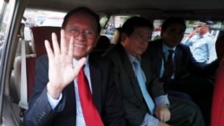 Cambodia's opposition leader Kem Sokha greets to the media after the court hearing in Phnom Penh, Wednesday, Jan. 15, 2020. (AP photo)