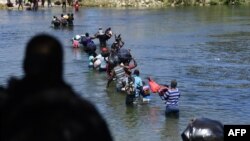 Los temores de deportación aumentaron el jueves entre los migrantes haitianos acampados en el norte de México cerca de la frontera con Estados Unidos tras la repentina llegada de decenas de policías en el sitio.