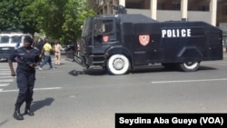 La police a déployé un dispositif sécuritaire impressionnant au centre-ville de Dakar, empêchant ainsi une marche appelée par l'ex-président sénégalais Abdoulaye Wade, à Dakar, Sénégal, 25 juillet 2017. (VOA/Seydina Aba Gueye)