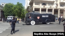 La police a déployé un dispositif sécuritaire impressionnant au centre-ville de Dakar, empêchant ainsi une marche appelée par l'ex-président sénégalais Abdoulaye Wade, à Dakar, Sénégal, 25 juillet 2017. (VOA/Seydina Aba Gueye)