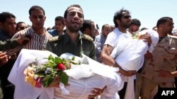 Des funérailles des victimes d’une frappe aérienne à Sorman, Libye, 22 juin 2011.