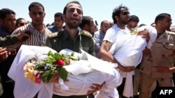 Des funérailles des victimes d’une frappe aérienne à Sorman, Libye, 22 juin 2011.