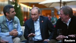 Presiden NBC Olympics Gary Zenkel (kiri), Presiden Rusia Vladimir Putin (tengah), dan ketua Komite Olimpiade AS Larry Probst dalam kunjungan ke USA House di Desa Olimpiade (14/2). (Reuters/Marianna Massey)