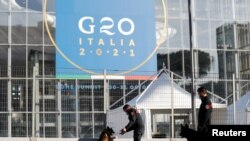 La policía italiana inspecciona el área frente al centro de convenciones "La Nuvola" donde se celebrará la cumbe del G-20 en Roma el 30 de octubre de 2021.