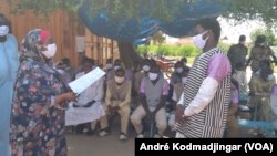 Les détenus graciés recevaient leur attention de mis en liberté à N'Djamena, Tchad, le 24 août 2020. (VOA/André Kodmadjingar)