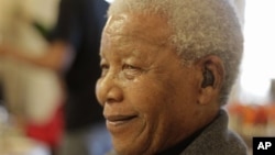 Nelson Mandela tersenyum ke arah jemaat gereja di Soweto pada hari ulang tahunnya tahun lalu (foto: dok). 