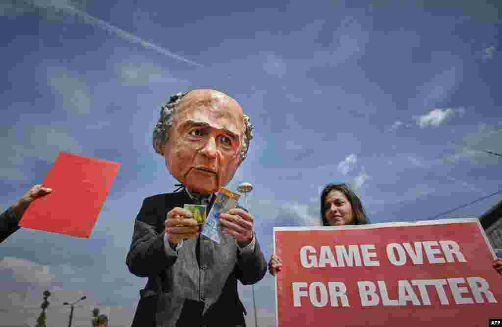 Người biểu tình phản đối Chủ tịch FIFA Sepp Blatter phía trước Hallenstadium, nơi Đại hội lần thứ 65 của FIFA diễn ra tại Zurich. Ông Blatter hôm thứ Sáu tái đắc cử nhiệm kỳ thứ năm giữa lúc đang có cuộc điều tra tham nhũng toàn cầu nhắm vào Liên đoàn Bóng đá Thế giới.