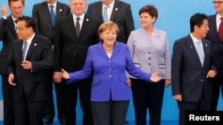 Thủ tướng Đức Angela Merkel đứng giữa Thủ tướng Trung Quốc Lý Khắc Cường (trái) và Thủ tướng Nhật Bản Shinzo Abe (phải).