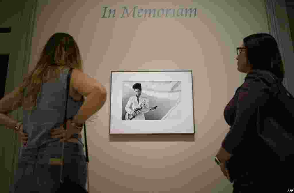 Visitors look at a 1993 photograph of musician Prince by Lynn Goldsmith at the Smithsonian&rsquo;s National Portrait Gallery in Washington, D.C.,&nbsp; April 22, 2016. . The Smithsonian&rsquo;s National Portrait Gallery is recognizing the life and accomplishments of Prince with the photograph by Goldsmith. It will be installed in the museum&rsquo;s In Memoriam space.