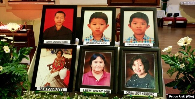 Foto 6 orang umat Gereja Katolik Santa Maria Tak Bercela Surabaya yang menjadi korban serangan bom bunuh bunuh diri pada 13 Mei 2018 (Foto: VOA/Petrus Riski)